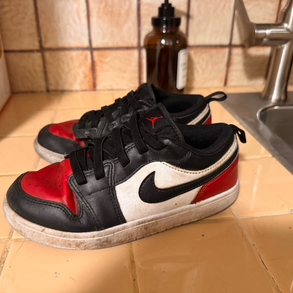 Nike Kids Black and Red Sneakers Jordans 3Y